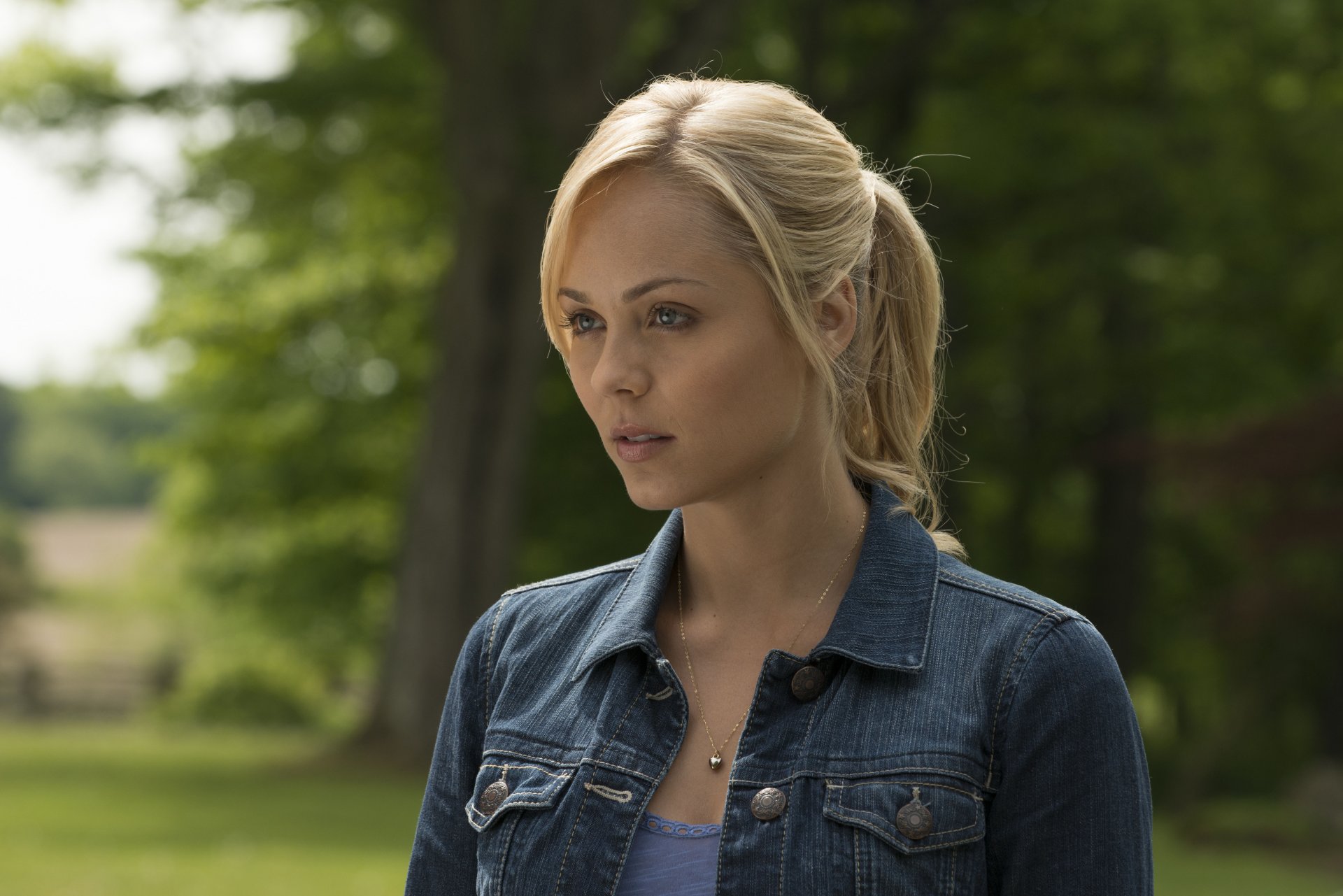 mordido mordido serie de televisión laura vandervoort laura vandervoort actriz rubia denim