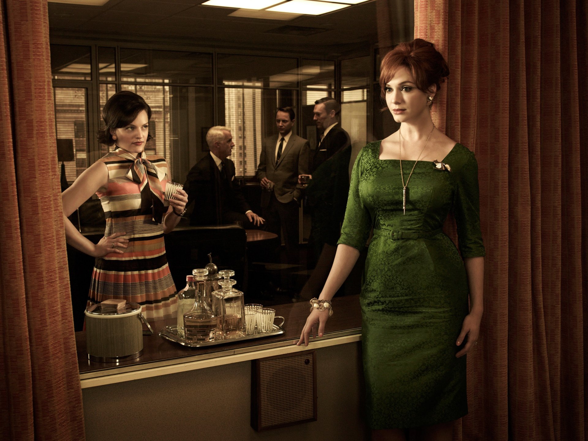 pelirroja vestido mujer roger sterling john slattery don draper john hamm pete campbell vincent cartiser peggy olson joan harris christina hendricks mad men