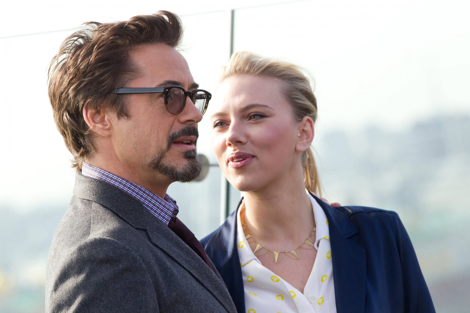 robert downey jr. robert downey jr. scarlett johansson attori celebrità bionda occhiali tony stark iron man natasha romanova vedova nera vendicatori