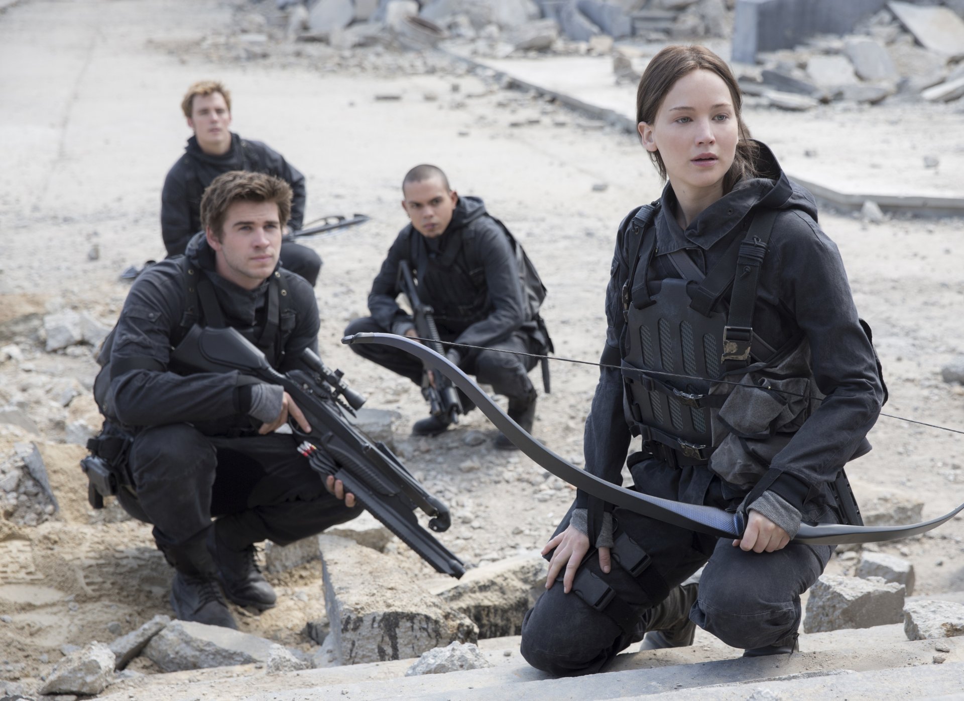 los juegos del hambre: sinsajo. parte ii los juegos del hambre : mockingjay-parte 2 jennifer lawrence liam hemsworth liam hemsworth armas equipo arco