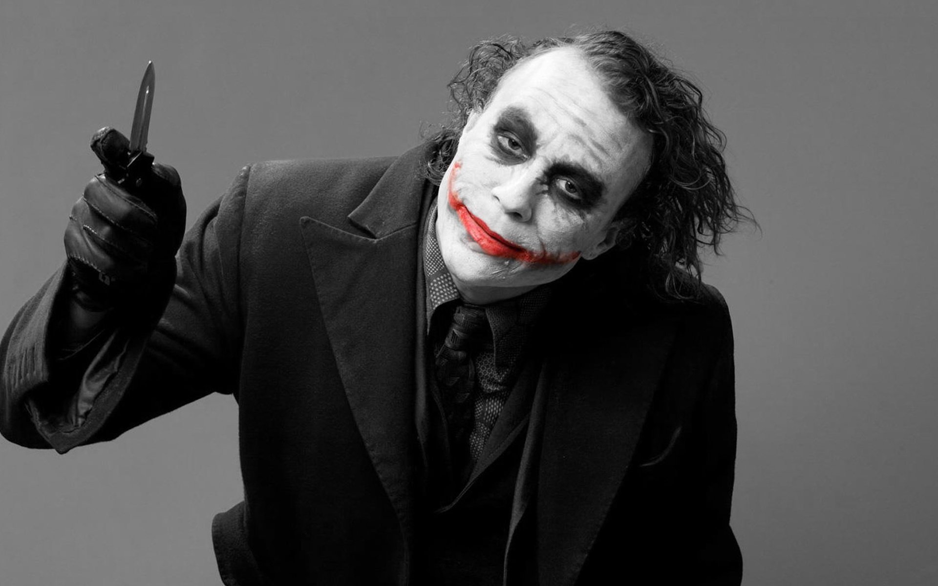 joker joker batman batman ledger uśmiech heath ledger nóż krew blizna kostium szary tło film