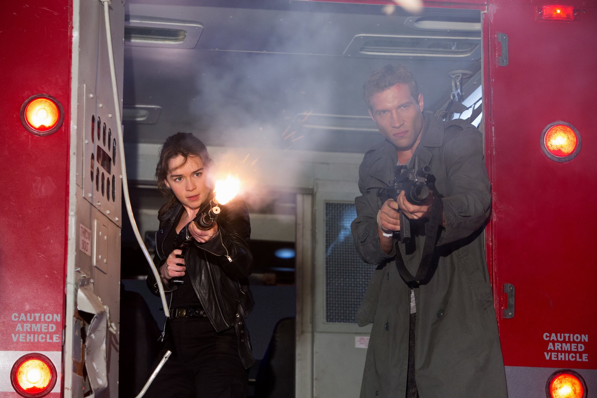 terminator: genesis fantasy emilia clarke sarah connor jai courtney jay courtney kyle reese schießen waffe maschinengewehr schrotflinte schuss