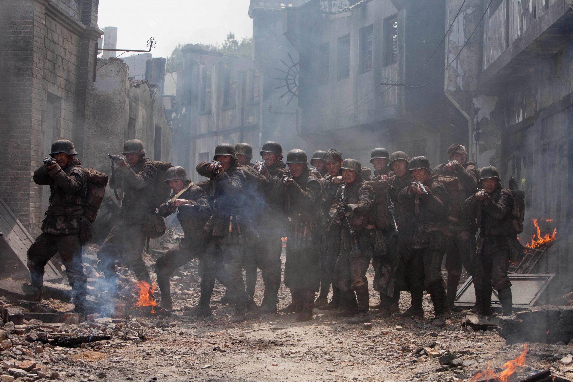 flores de guerra flores de guerra militar drama soldados ruinas calle