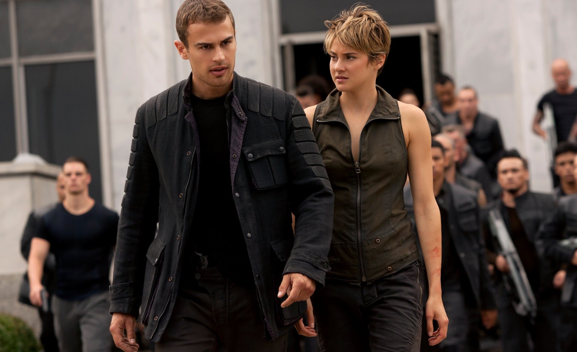 divergent rangée action divergent 2 theo james quatre woodley tris beatrice do arme pistolet veste homme femme fille soldats résistance groupe rebelles subversive absorption voulu