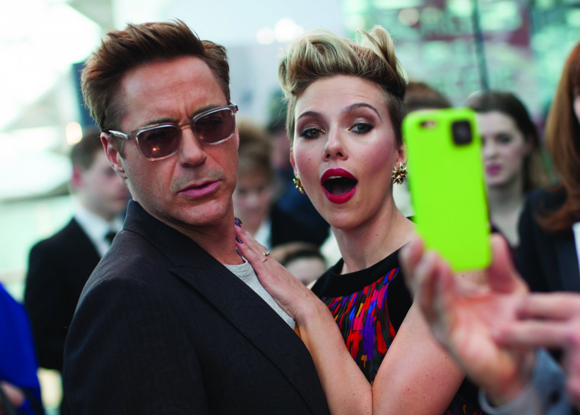 robert downey jr. robert downey jr. scarlett johansson attori celebrità fotografia inquadratura londra 21 aprile 2015 foto di james gillham marvel premiere europea avengers: age of ultron avengers: age of ultron