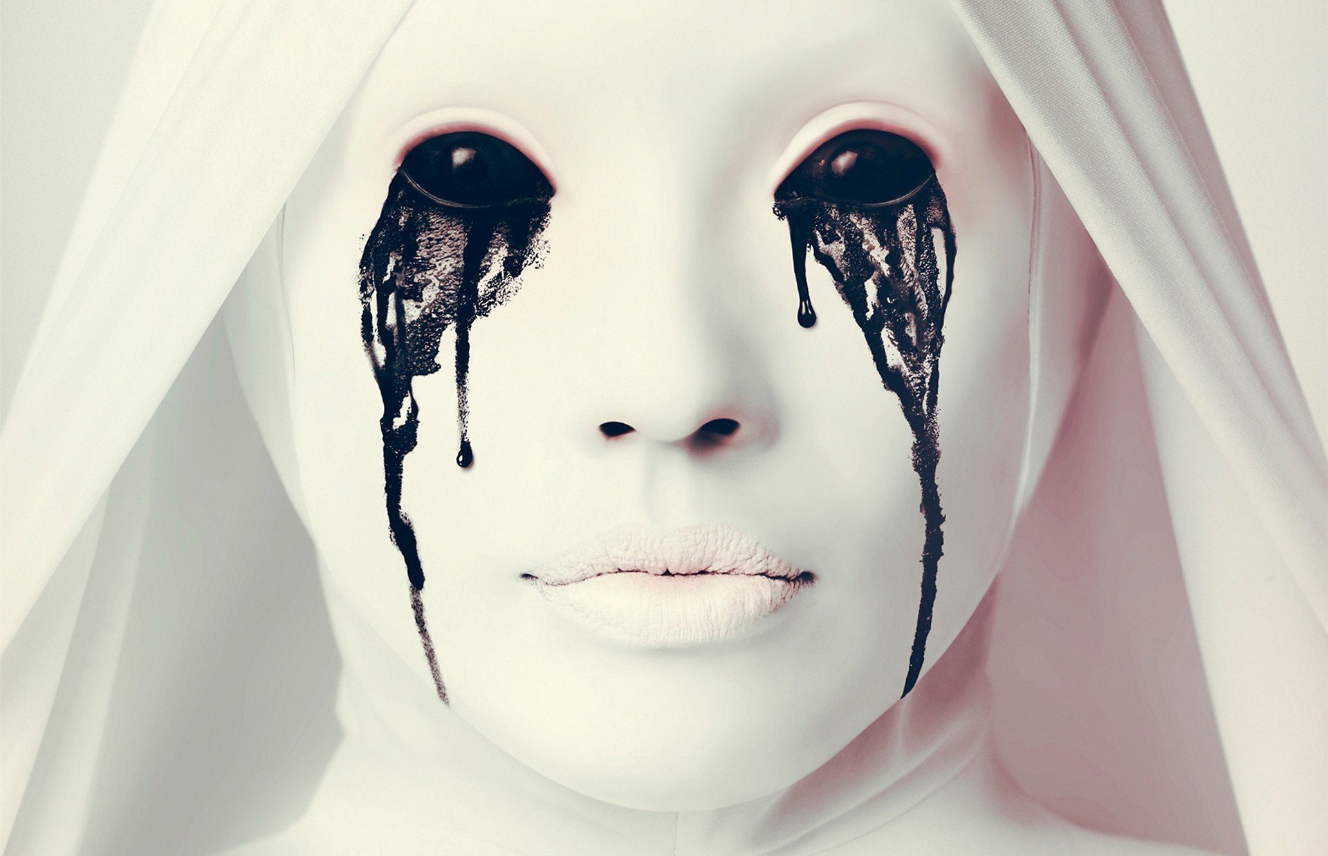 american horror story asylum american horror story season two season 2 woman face clouse-up tv serie series show horror bizarre horror terror fx fx channel suspense spirit teeth ahs nun statue marble habit