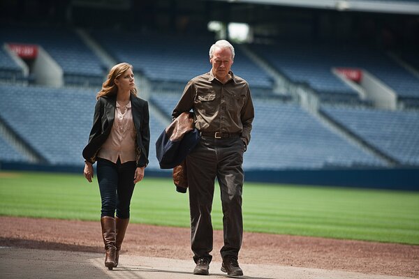 Clint Eastwood y Amy Adams en el estadio de béisbol