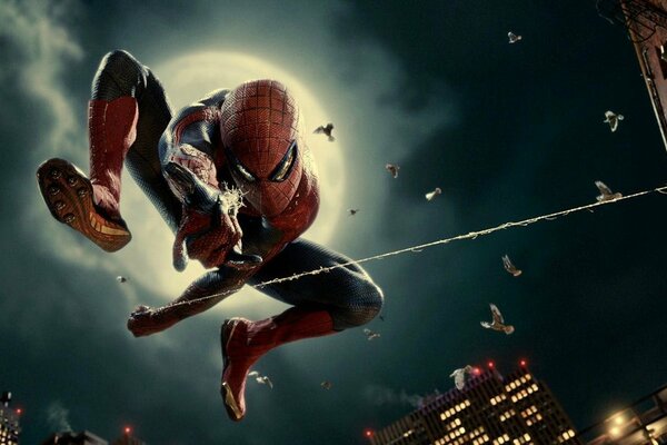 Spider - Man sur une toile d araignée en vol