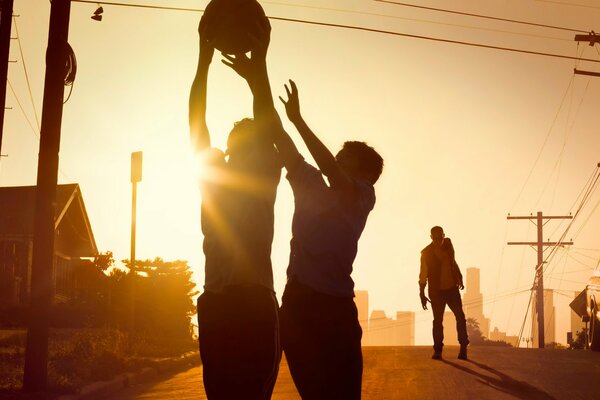 Постер из сериала Бойтесь ходячих мертвецов с играющими в баскетбол мальчиками.