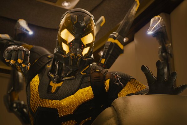 Nuovo Ant-Man nel nuovo colore giallo-nero