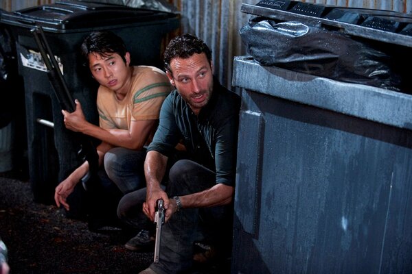 Actores con armas en la serie the Walking Dead