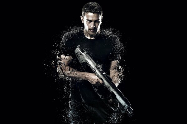 Acteur Theo James avec automate