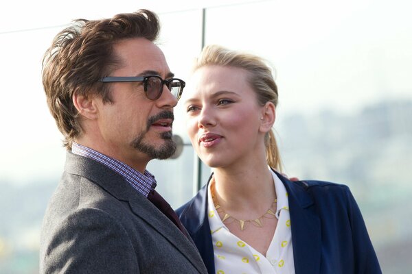 Robert Downey Jr. y Scarlett Johansson en los Vengadores 