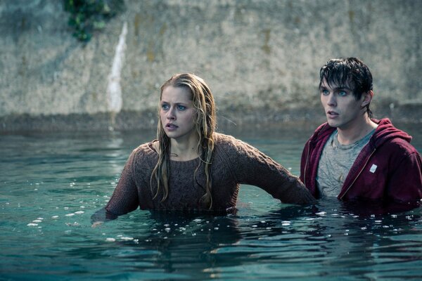 Ein Bild aus dem Film ist die Wärme unseres Körpers, wo Nicholas Holt und Teresa Palmer im Wasser auf der Brust stehen