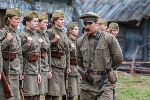 Le cadre avec le maître et les filles du film et les aurores ici sont calmes 