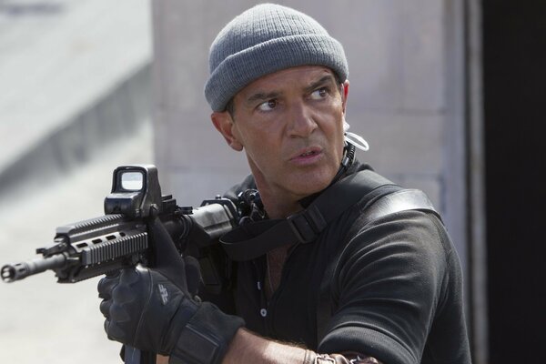 Antonio Banderas in einer Mütze mit Waffen in Expendables 3