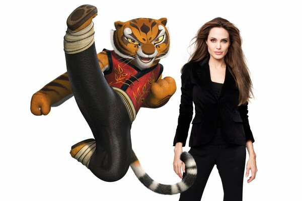 Anddelina Jolie en traje negro junto a la tigresa que expresó en Kung Fu Panda