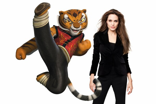 Anddelina Jolie w czarnym garniturze obok tygrysicy, która została wyrażona w Kung Fu Panda