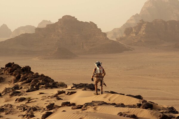 Ein Astronaut im Raumanzug erkundet die Landschaften des Mars