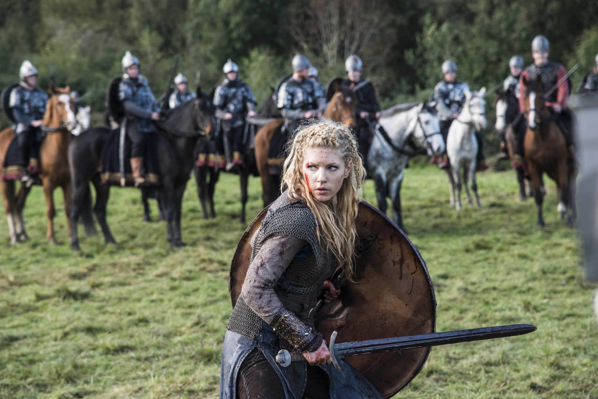 wikinger tv-serie historisch drama katherine winnick lagertha schwert schild schlacht