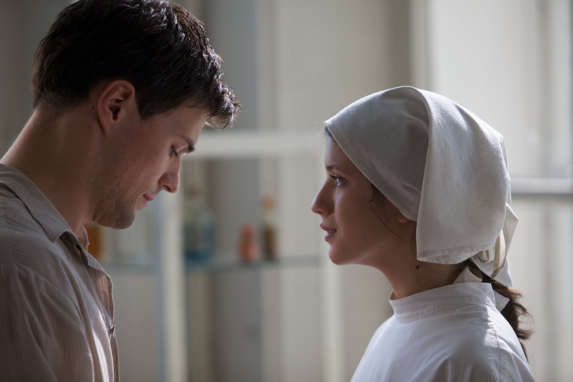 danila kozlovsky anna chipovskaya actriz enfermera mirada película espía película amor