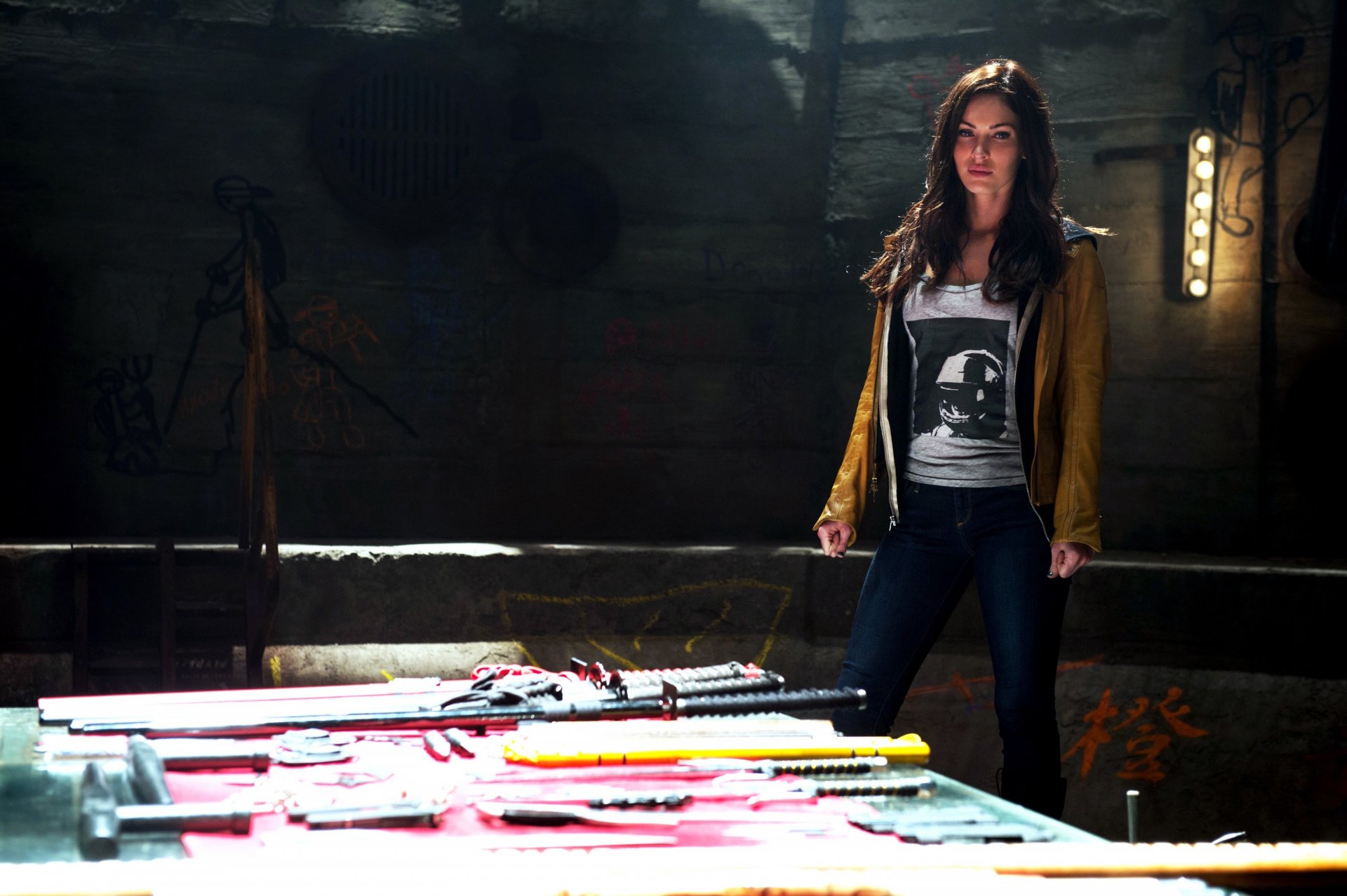 teenage mutant ninja turtles megan fox brunette jeans table épées arme katana