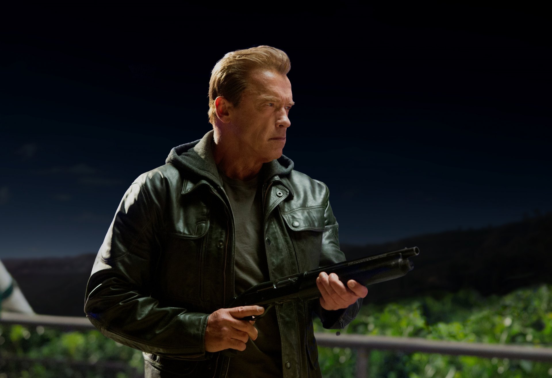 terminator: genesis terminator 5 film film 2015 arnold schwarzenegger action abenteuer sci-fi thriller pistole waffe dunkelheit nacht hd hintergrundbilder