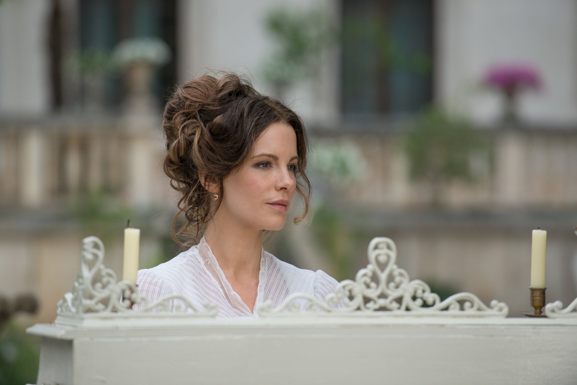 die wohnung der verdammten eliza graves kate beckinsale kerzen bokeh