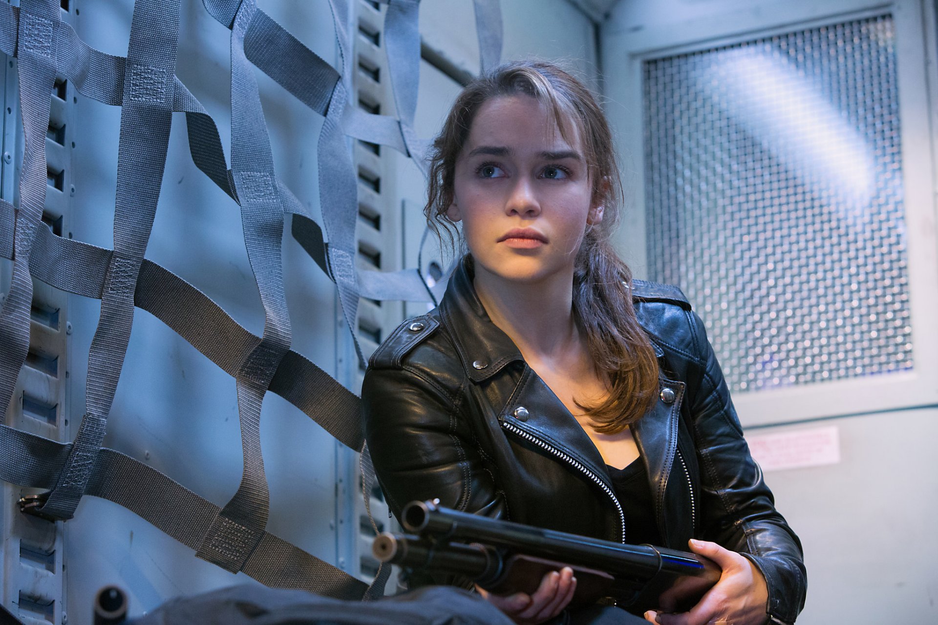 terminator: genesis emilia clarke sarah connor skórzana kurtka wygląd