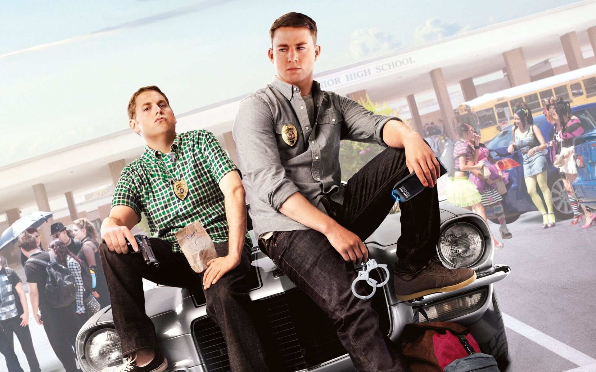 macho i nerd 21 jump street jonah hill channing tatum gliniarze policja taczka odznaki pistolet kajdanki shocker kolaż