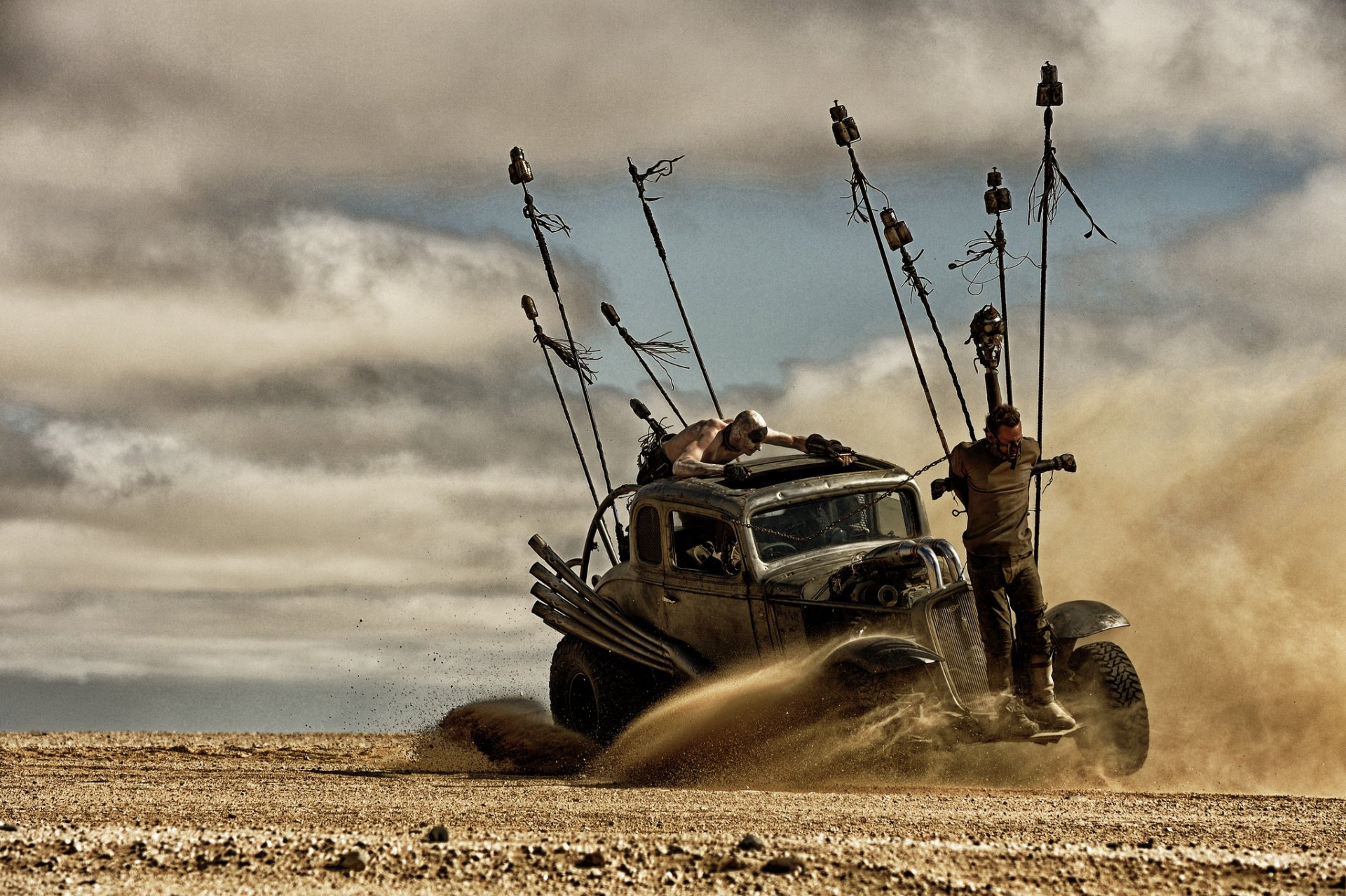 mad max wut straße wut straße postapokalyptik dieseltank chaos wahnsinn wüste auto gefangener