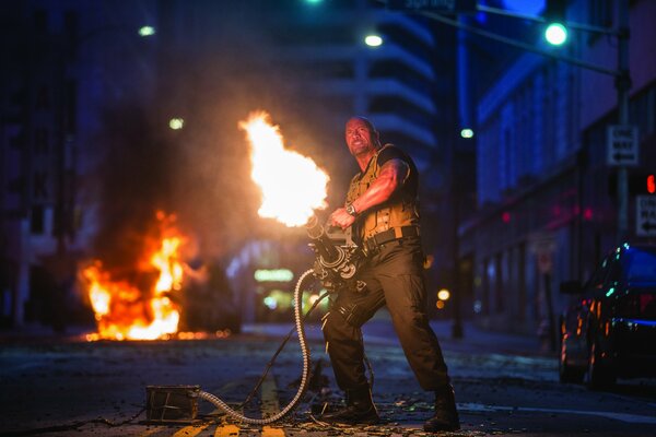 Dwayne Johnson ist auf der Straße mit einer Kanone, die einen Oger ausspuckt