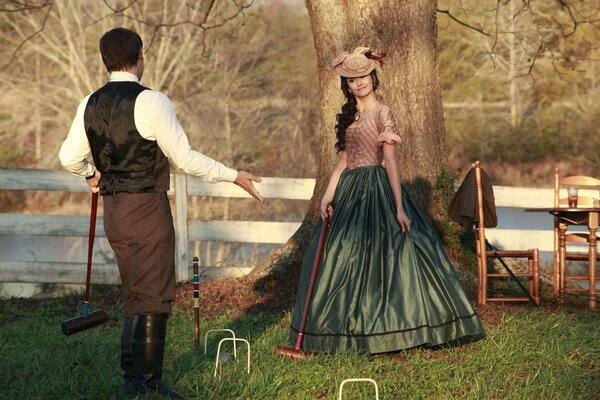 Nina Dobrev con vestido y sombrero, fotograma de la serie the Vampire Diaries 