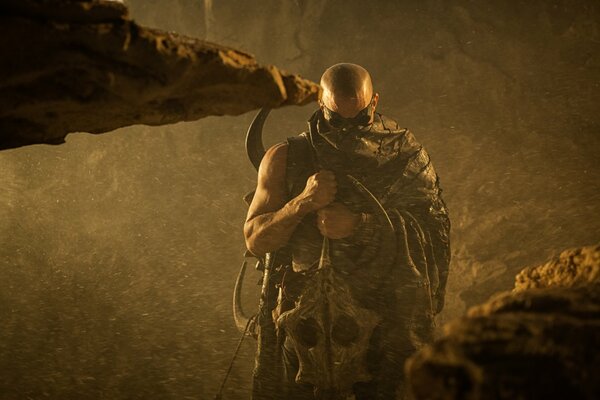 Vin Diesel en gafas oscuras como Riddick