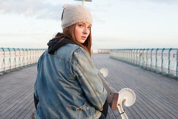 Sophie terener in un cappello sul ponte