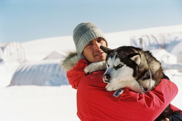 Schauspieler paul walker und die Hunderasse husky inmitten des Schnees