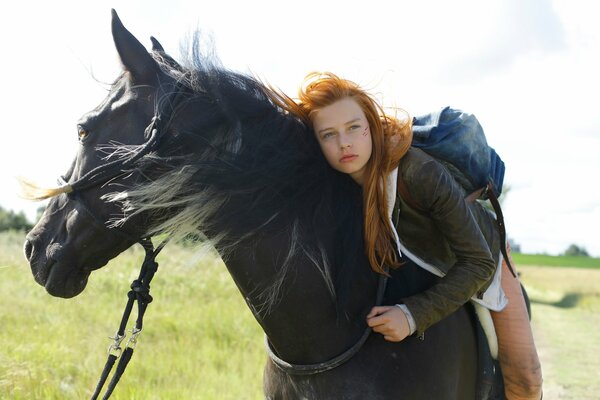 Chica con el pelo suelto en un caballo