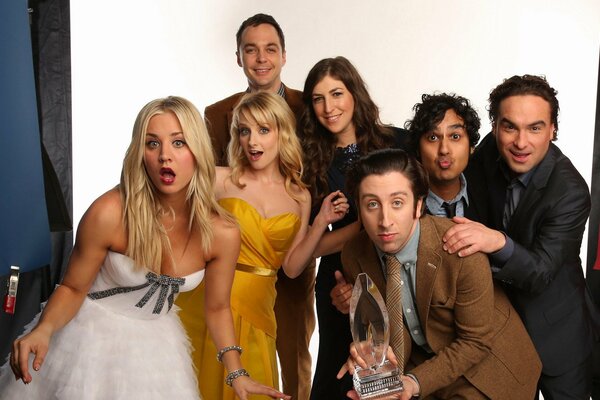 Actors of the sitcom the Big Bang theory with a statuette