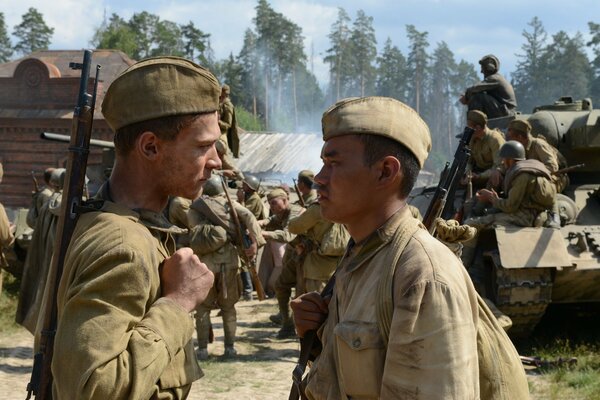 Gli attori Yuri Borisov e Amir abdykalykov sul set del film Road to Berlin