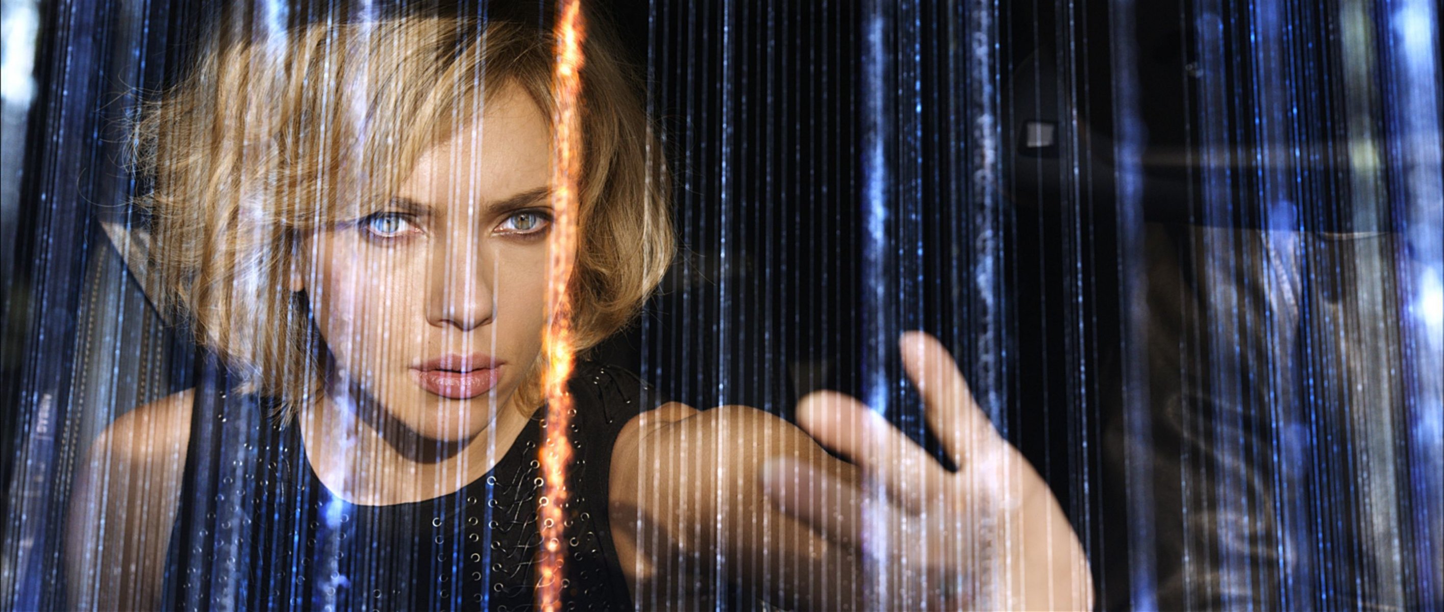 lucy scarlett johansson dziewczyna ręka