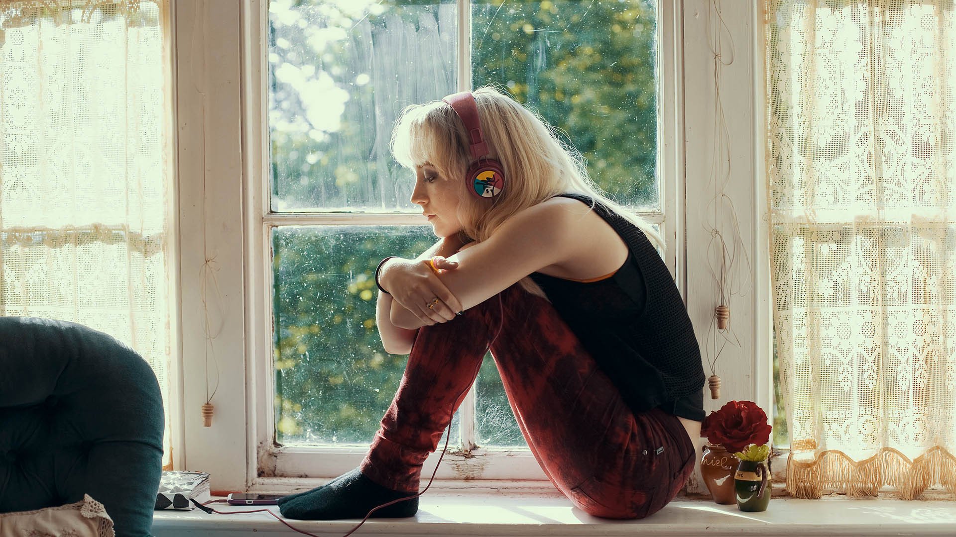 saoirse ronan actriz rubia cómo vivo ahora alféizar de la ventana auriculares