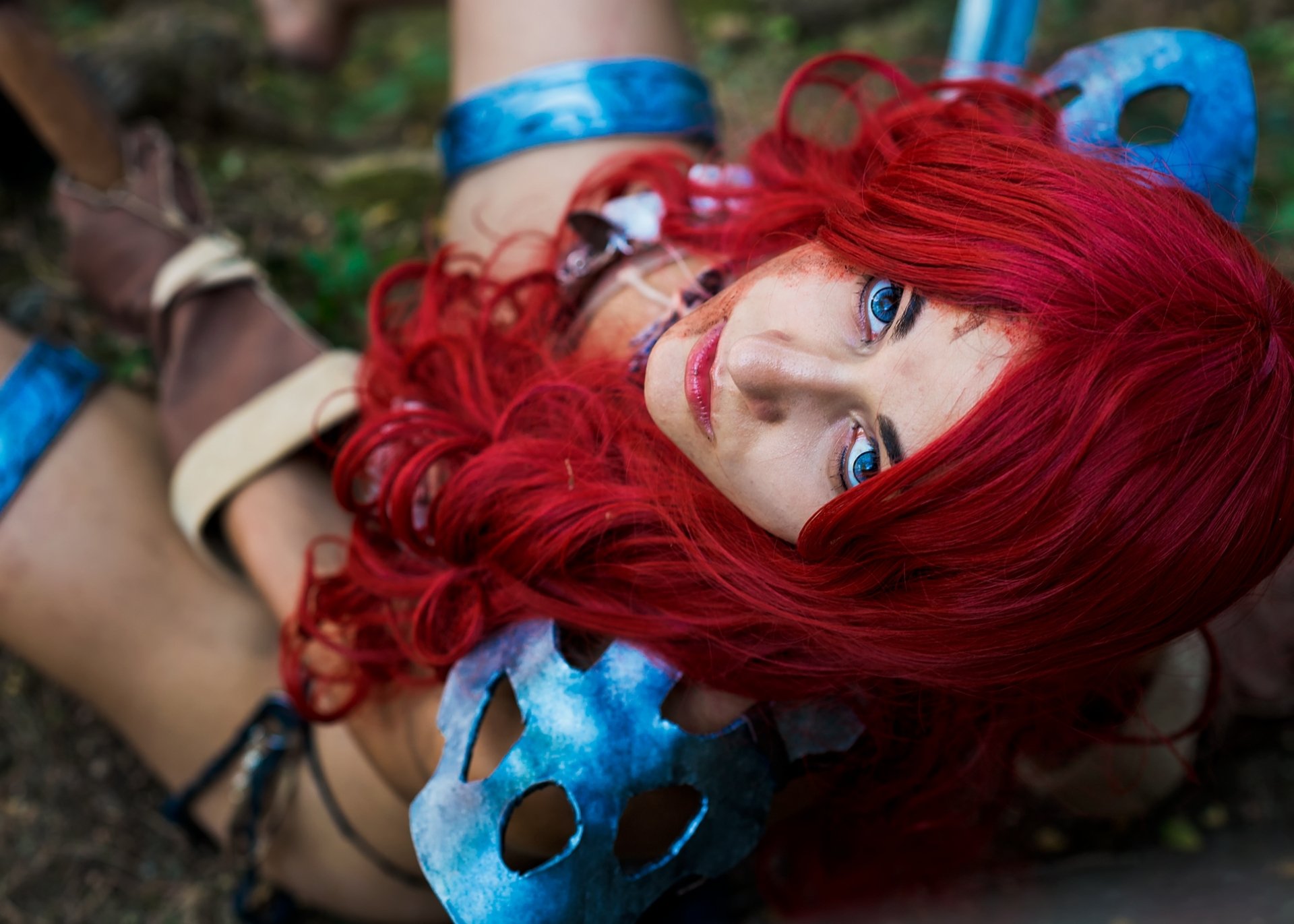 ragazza cosplay rossa sonia sguardo occhi blu capelli rosso