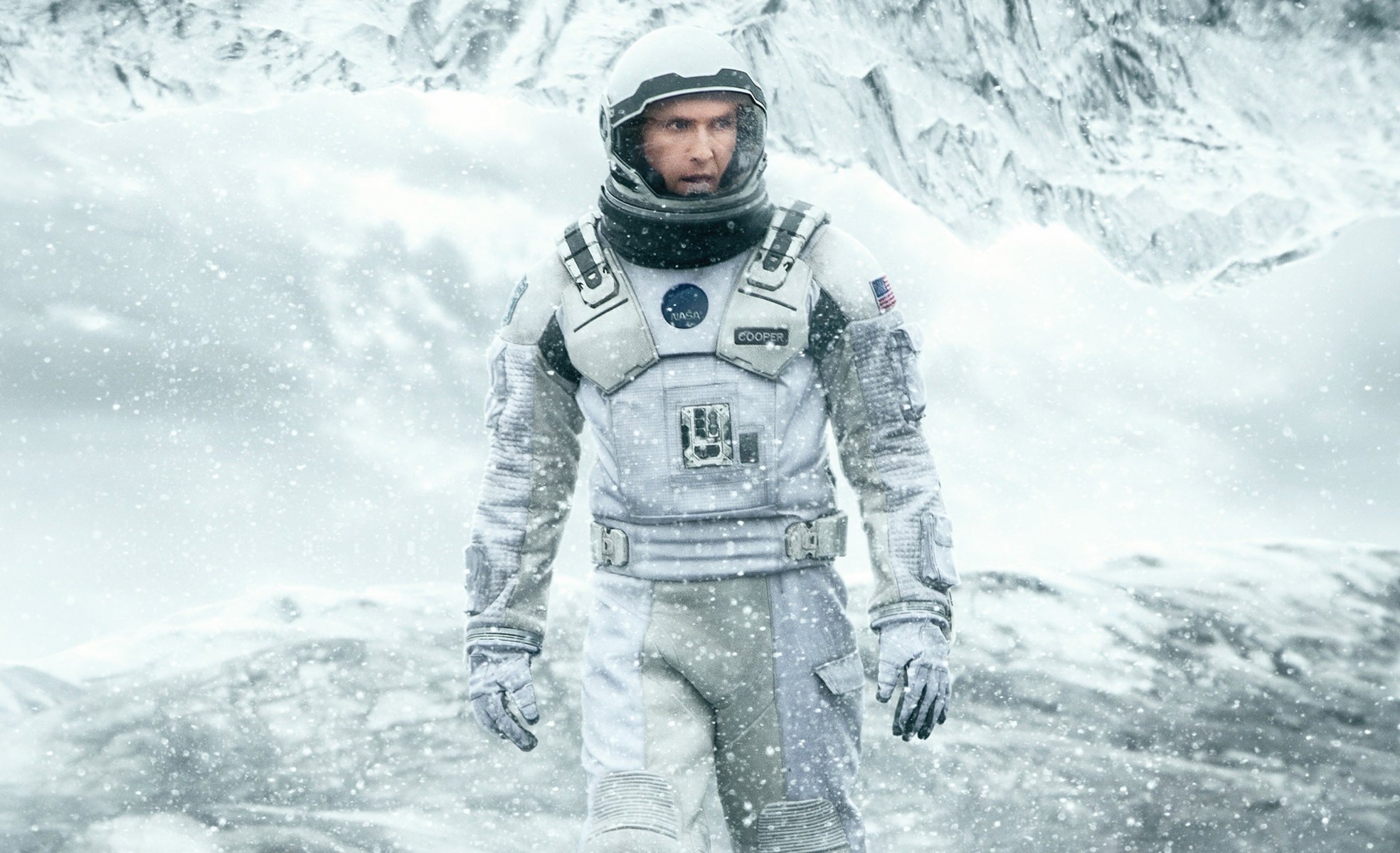 interstellar matthew mcconaughey cooper nasa 2014 film film astronaut flagge kalt eis schnee berge uniform raumanzug amerikanische flagge helm mann