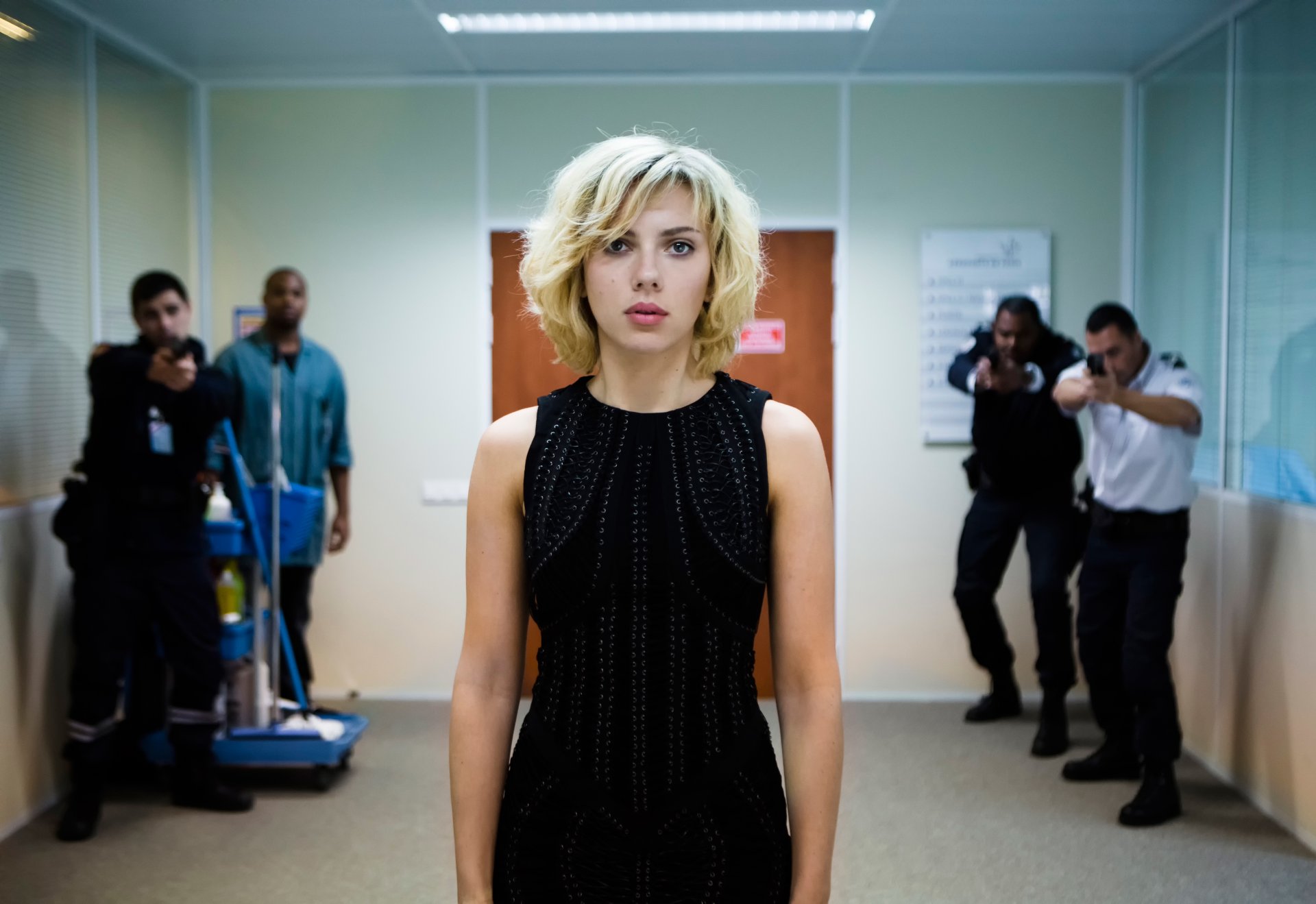 lucy scarlett johansson azione fantascienza