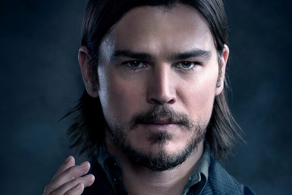 Attore Josh Harnett su sfondo nero