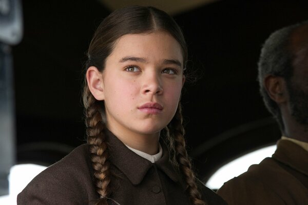 Chica con trenzas en una película maravillosa