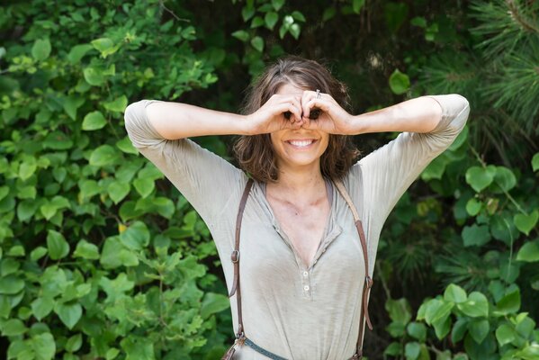 Actrice sur fond de séparation verte