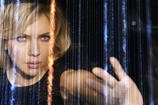 Scarlett Johansson simile a un robot dal film Lucy