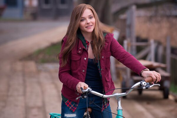 Fille sur un vélo . Vivre pour aimer