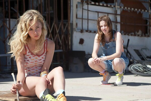 Dos chicas de la película en el sol